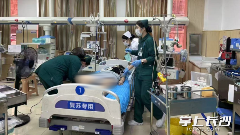 医护人员在紧急抢救突发热射病的患者。 长沙晚报通讯员 张慧萍 摄
