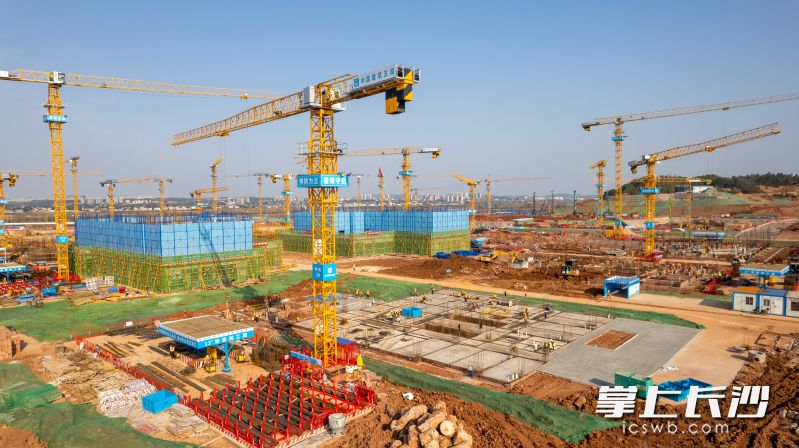 湖南大学科创港校区项目全面进入基础及主体建设。
