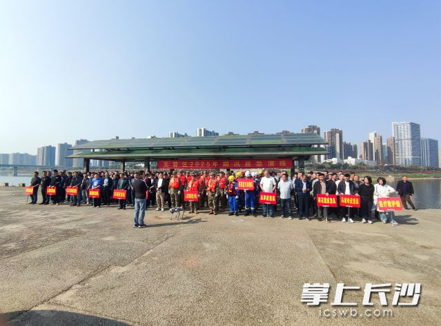 25日上午，芙蓉区在舟桥广场开展了2025年防汛演练。