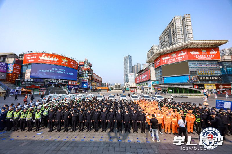 26日上午，五一商圈“畅游星城”全时管理暨市容秩序“百日攻坚”动员大会在天心区黄兴路步行街中心广场举行。