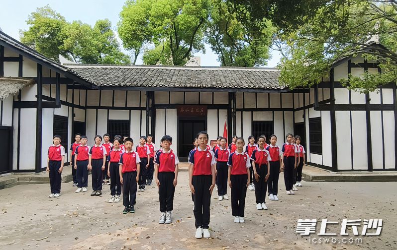 学生齐声诵读梁启超的《少年中国说》。