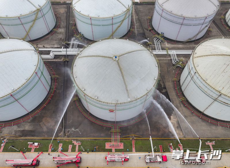 3月27日，长沙市消防救援支队在望城经济技术开发区铜官化工园区中国石油西北销售长沙分公司油库开展化工火灾跨区域灭火救援实战演练。 均为长沙晚报全媒体记者邹麟摄