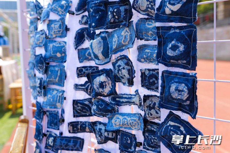 琳琅满目的蜡染文创产品。均为长沙晚报通讯员刘懿夫摄