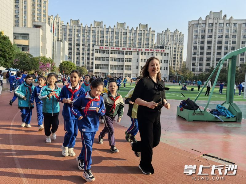 随着校长罗瑞一声号召，早到的学生们组成活力小分队，在晨光中开启了晨跑之旅。