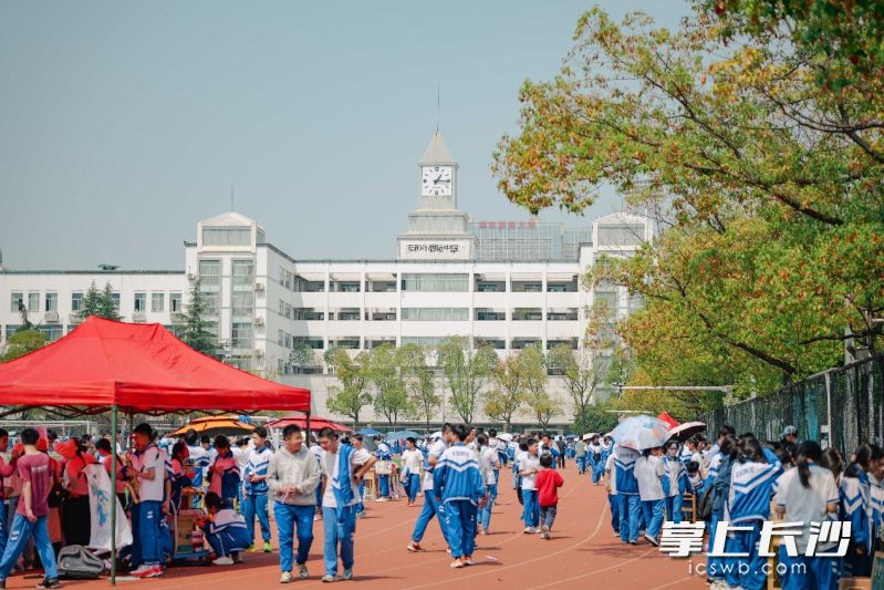 爱心义卖活动现场。
