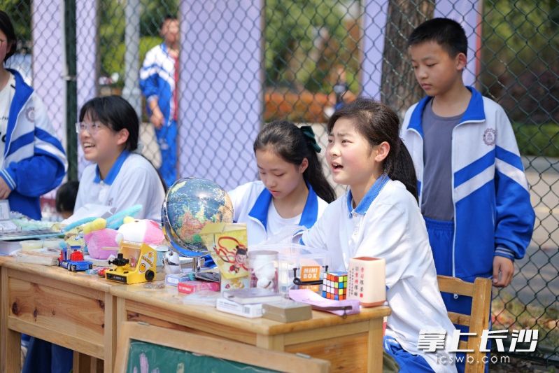 爱心义卖的“班级摊位”。