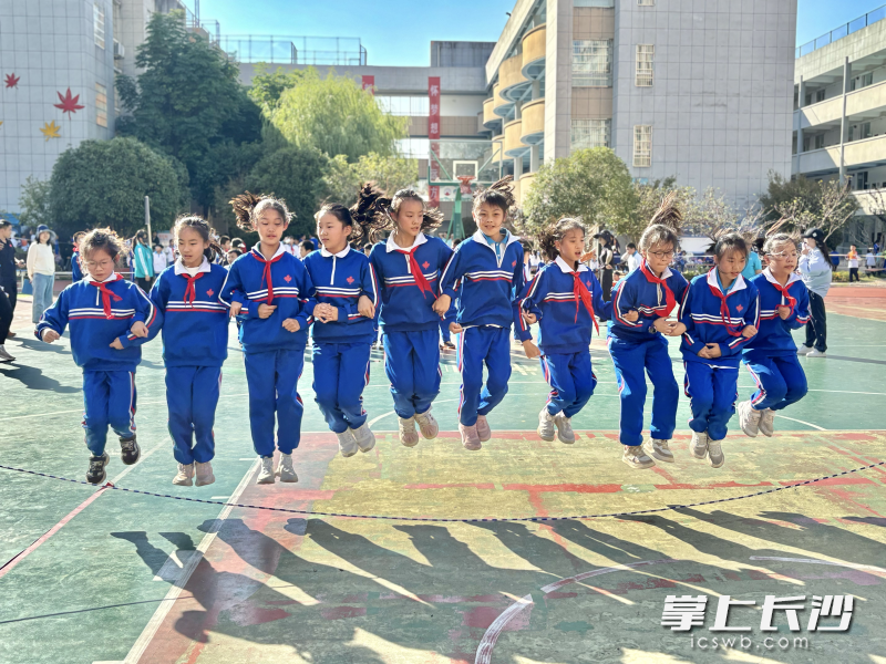 课余时间，枫树山大桥小学的校园如同一个大型“文体游乐场”。 均为学校供图