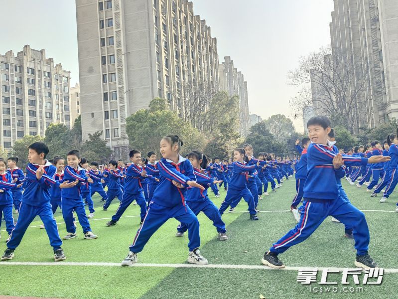 学生们整齐划一地摆出萌态十足的起手式，开始了“童趣八段锦”的练习。