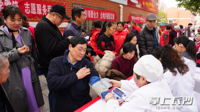 健康雷锋志愿服务队开展义诊服务。 通讯员供图 健康雷锋志愿服务队开展义诊服务。 通讯员供图