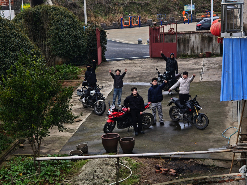 广西师大六名学子骑行千里深入湖南乡村，在璜塘湾驻留。均为 伍奕豪 供图