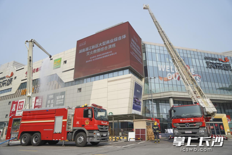 长沙高新区消防救援大队在大型商业综合体进行灭火救援演练。 均为长沙晚报通讯员吴坤供图