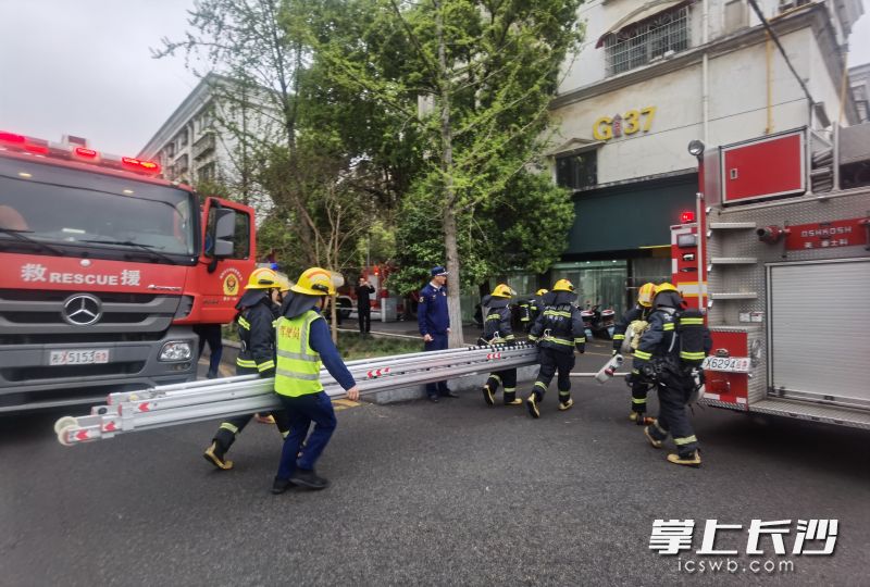 消防员在演练中奋勇争先。