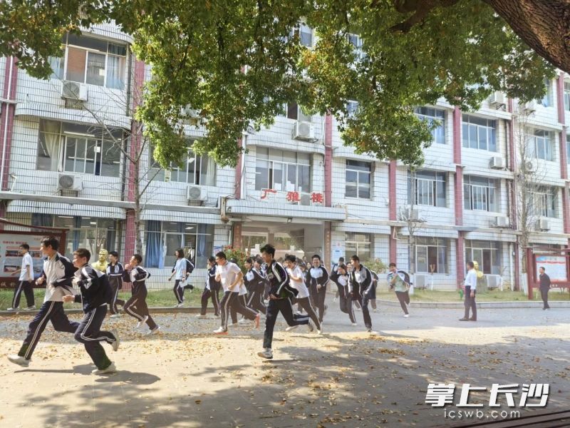 这场未事先通知的真实情境模拟演练，全面检验了校园突发事件应急处置能力。 均为长沙晚报通讯员赵津镱摄