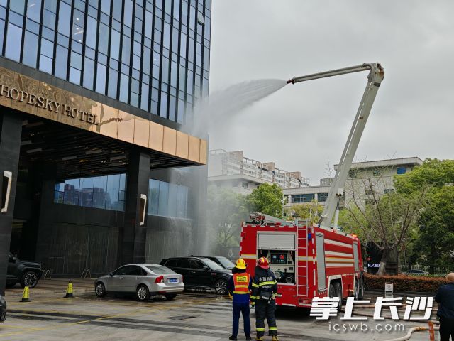 经过25分钟紧张处置,“大火”被彻底扑灭。 经过25分钟紧张处置,“大火”被彻底扑灭。