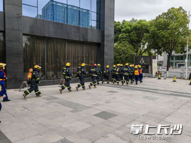 上午9时,演练正式拉开序幕。 上午9时,演练正式拉开序幕。