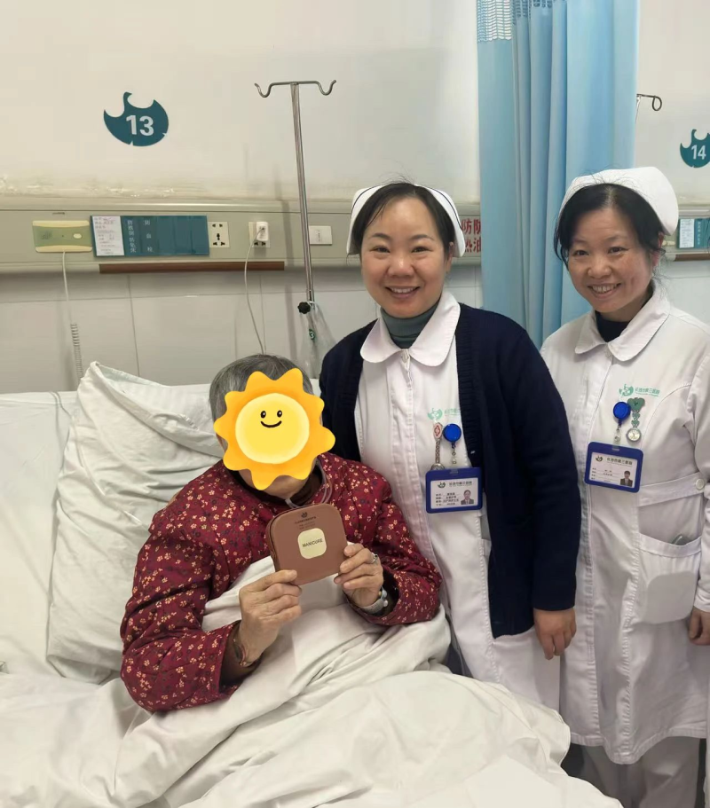 黄奶奶（左）与医护人员合影纪念这场生命“守卫战”。通讯员供图