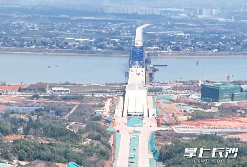 暮坪大桥河西联络线建设现场。