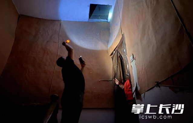 工作人员排查房屋漏水、电路损坏等问题。 均为长沙晚报通讯员 李航供图