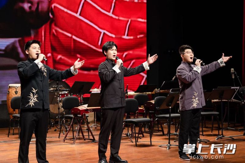 演员激情放歌。