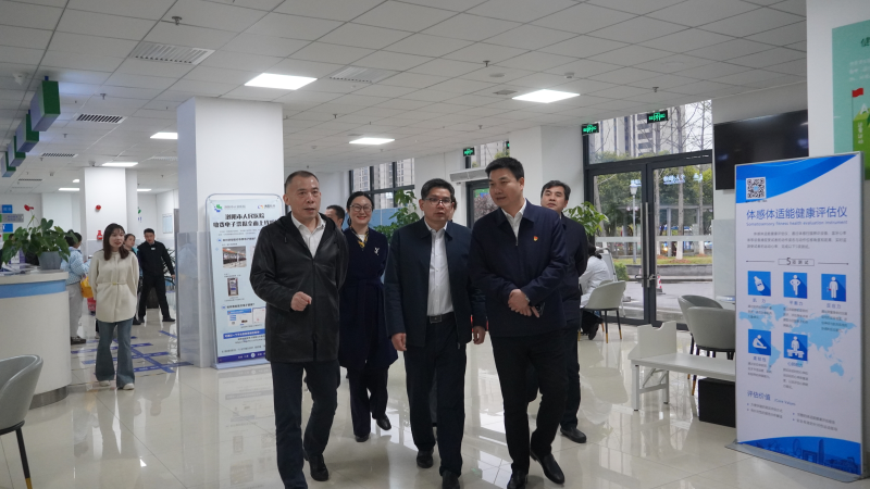 在浏阳市人民医院，蔡宏坤一行走访静配中心、肿瘤诊疗区等科室，对其硬件设施和管理水平给予高度评价。