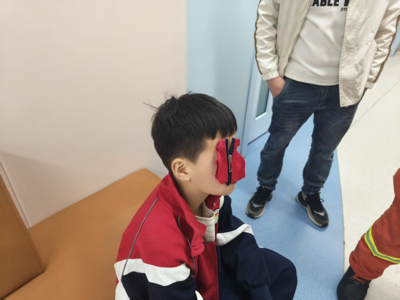 男孩的眼皮被拉链卡住了。 均为长沙晚报通讯员 寻艳 供图