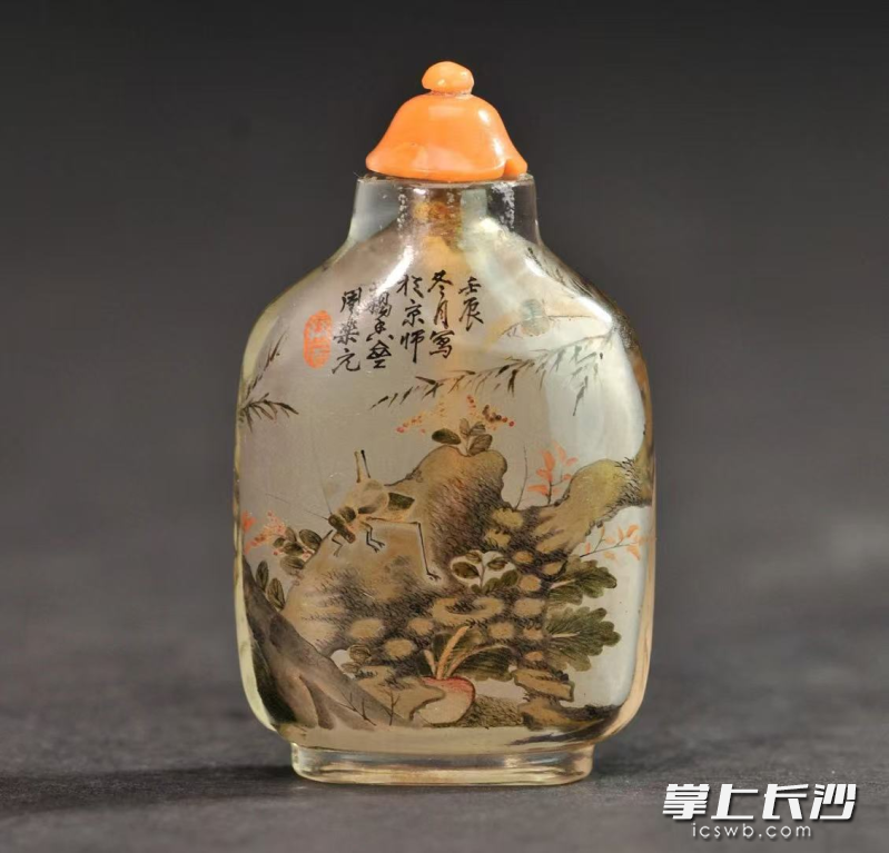周乐元水晶内画花鸟昆虫鼻烟壶。武汉博物馆藏