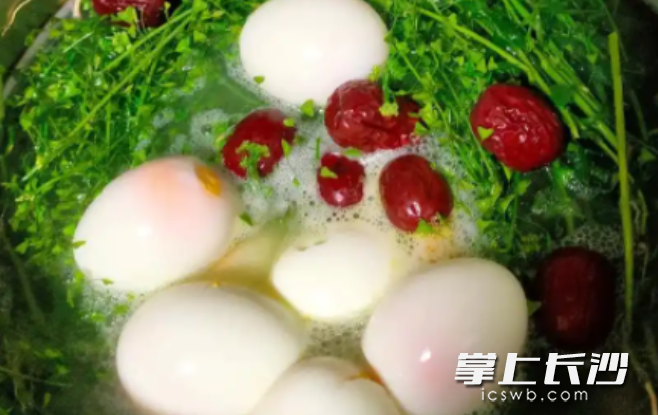 荠菜煮鸡蛋，有补充营养物质、促进新陈代谢、润肠通便、利水消肿、辅助改善缺铁性贫血等功效。长沙晚报全媒体记者 杨蔚然 摄