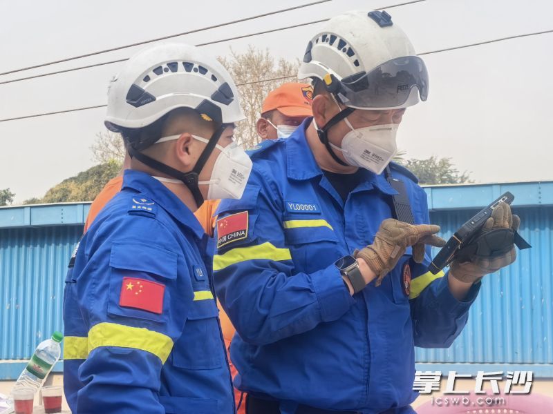 岳麓蓝天救援队在救灾中。 均为长沙晚报通讯员桂生供图