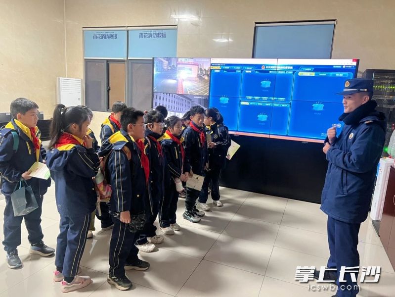 在消防救援大队，消防员向禹娃们讲述了“黄金一分钟”的紧急与重要。