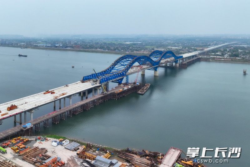雄姿初现的暮坪湘江特大桥。