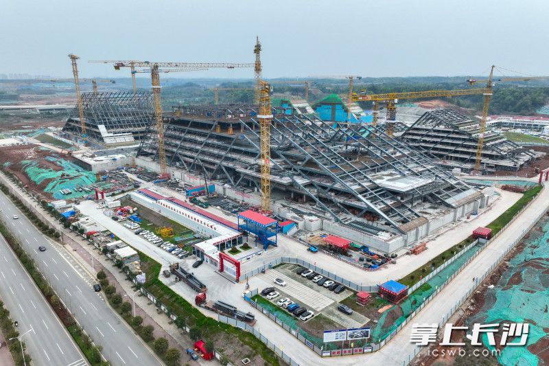 湘江科学中心建设现场，塔吊耸立入云、机械设备轰鸣。