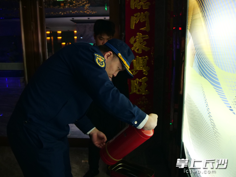 消防监督员在检查中。 长沙晚报通讯员 汤淑 摄