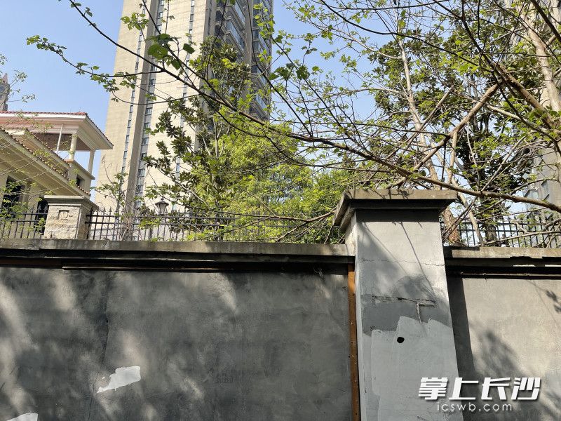 记者看到，工地围墙存在局部墙体老化、饰面脱落等现象。均为全媒体记者 李广军 摄