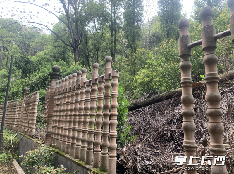小区受损的围墙。图片均为长沙晚报全媒体记者 邓艳红 摄