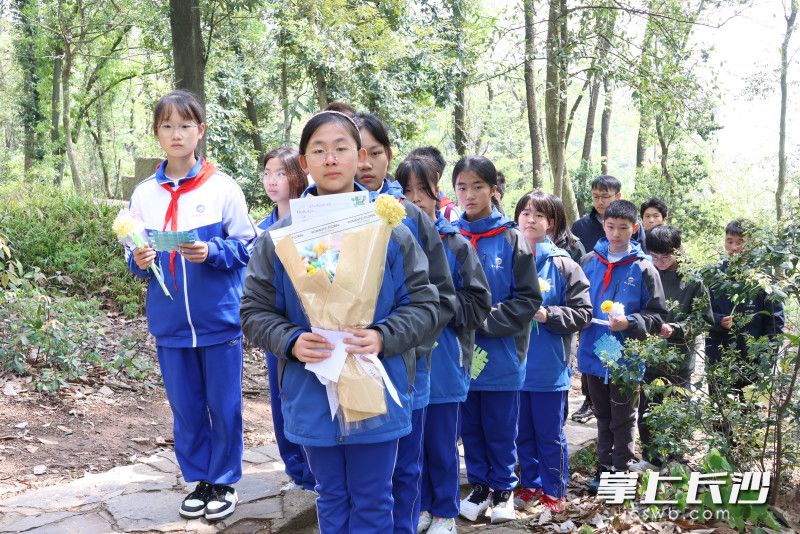 湖南师大附中双语实验学校师生代表在岳麓山革命公墓祭拜先烈。 均为通讯员供图