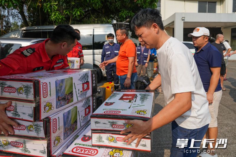 落地即出发！岳麓蓝天救援队第三批次队员经仰光赴曼德勒震区救援。 均为长沙晚报全媒体记者邹麟、周数邑摄