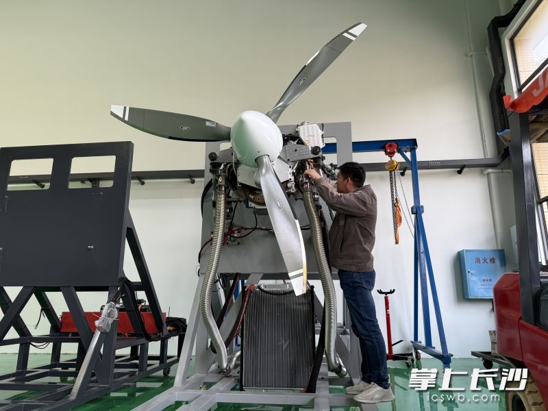 鸿鹏航空工厂内,工作人员在调试航空发动机。 长沙晚报全媒体记者 朱泽寰 摄 鸿鹏航空工厂内,工作人员在调试航空发动机。 长沙晚报全媒体记者 朱泽寰 摄