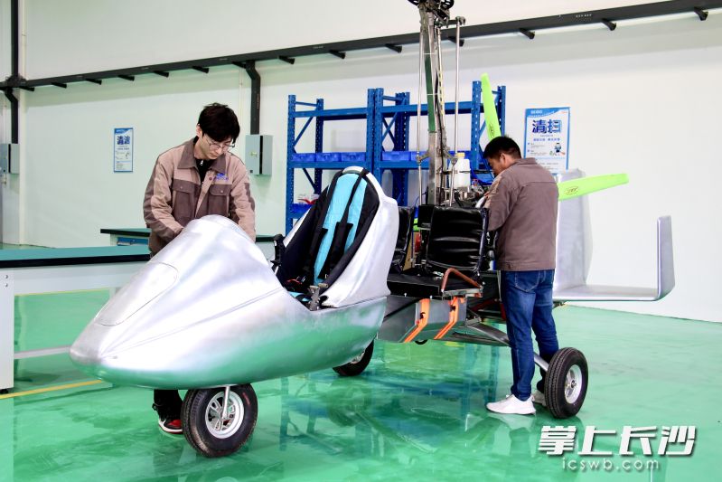 工厂内,工作人员正调试低空飞行器。 工厂内,工作人员正调试低空飞行器。