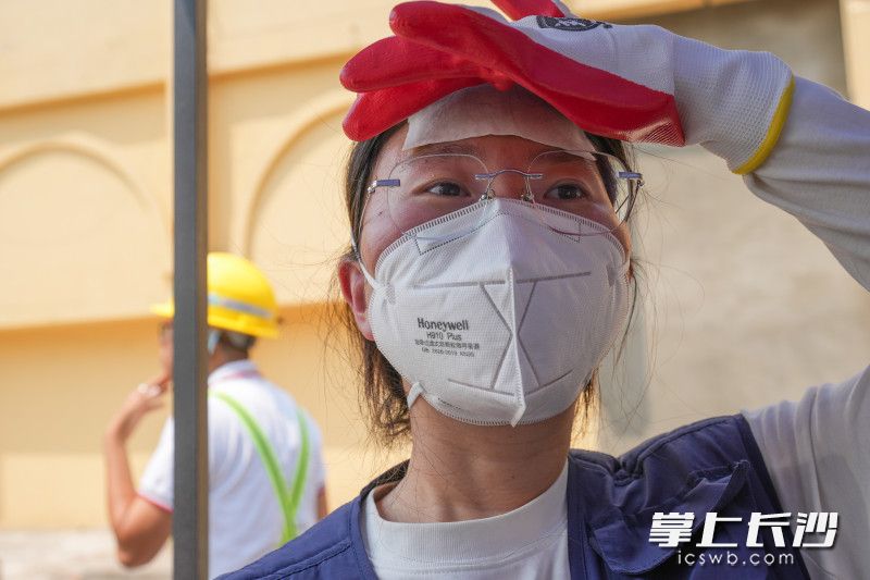 来自华诺星空的00后女士赵子霄面对长时间的高温，强忍着不适坚持工作。