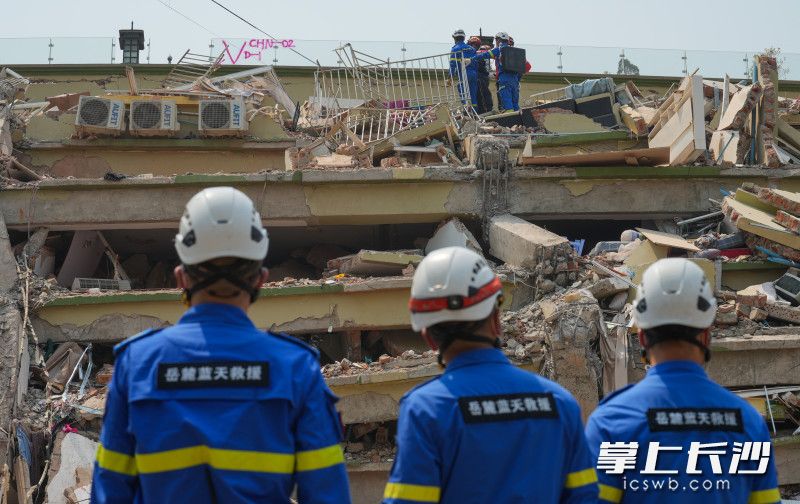 岳麓蓝天救援队的队员们多次爬上坍塌地反复探测。