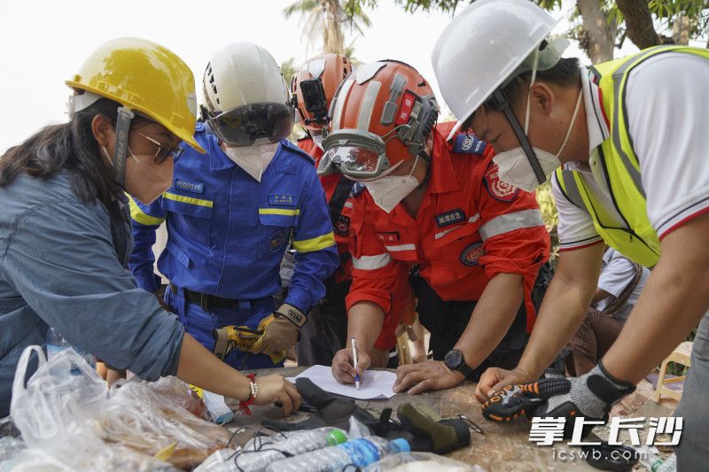 当地时间4月2日10时，岳麓蓝天救援队根据指令深入曼德勒震中受灾最严重地区，现场绘制作业图，准备下一步进行生命扫描探测。