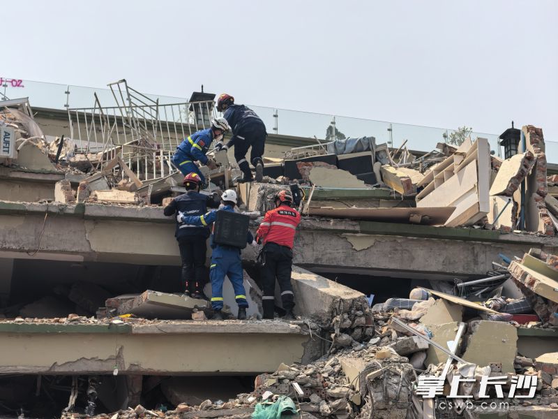 岳麓蓝天救援队在灾区进行救援。 均为长沙晚报通讯员桂生供图