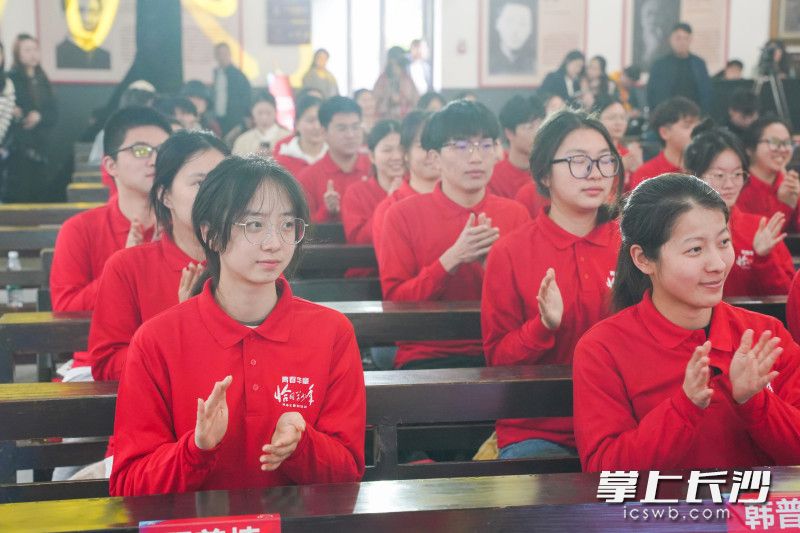 学生们认真听讲，不时热烈鼓掌。 长沙晚报全媒体记者 刘晓敏 摄