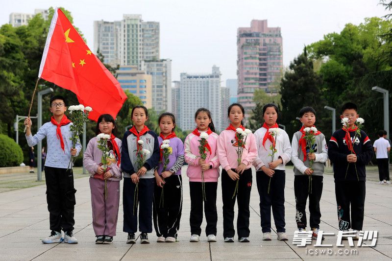 3日下午，湖南烈士公园烈士纪念塔前气，前来为烈士扫墓的学生源源不断。 均为长沙晚报全媒体记者贺文兵摄