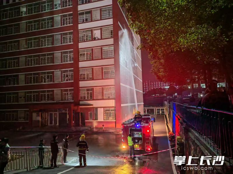 图为夜间演练场景。 均为长沙晚报通讯员 曹威 摄 图为夜间演练场景。 均为长沙晚报通讯员 曹威 摄