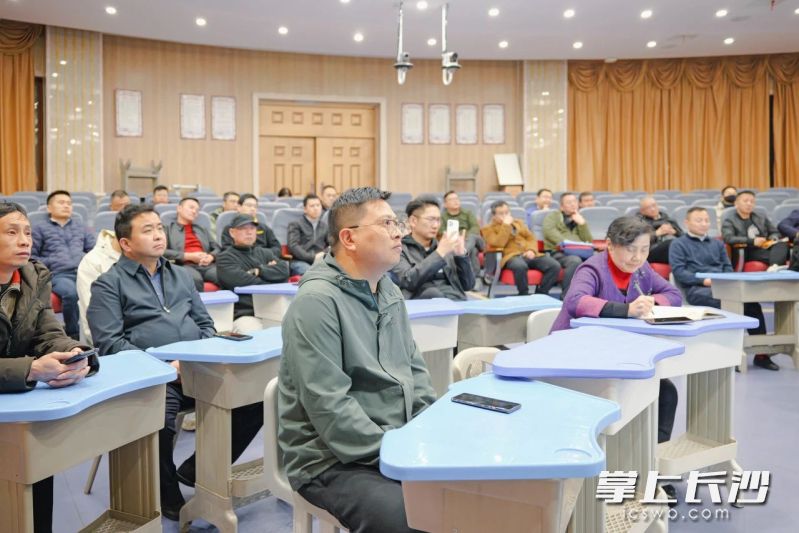 本次沙龙旨在打破以往家长会的讲座模式，实现“去中心化”，让每位家长都有提问和分享的机会。