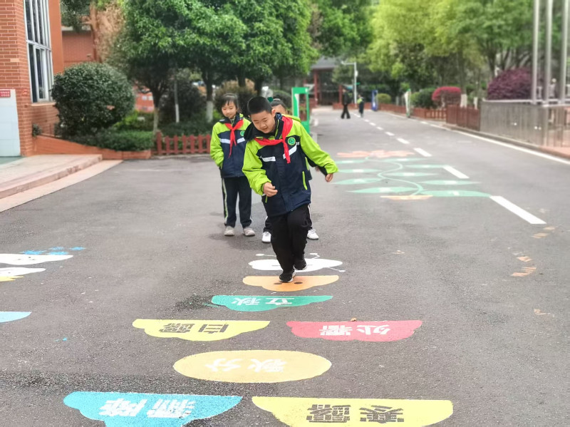 校园里有限的空间也被利用起来,成为孩子们课间乐园。 校园里有限的空间也被利用起来,成为孩子们课间乐园。