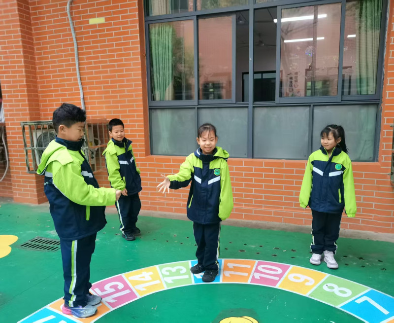 课间孩子们在开心地玩着地面游戏。均为长沙晚报通讯员陈晟锋供图 课间孩子们在开心地玩着地面游戏。均为长沙晚报通讯员陈晟锋供图