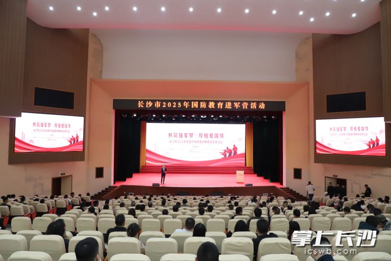 “共筑强军梦 厚植爱国情”2025年“军营开放”暨国防教育进军营活动举行。均为通讯员 李岱 王浩桦 摄