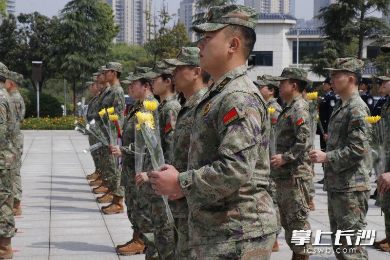 芙蓉区、天心区人武部联合开展“清明祭英烈”主题活动。 均为通讯员供图 芙蓉区、天心区人武部联合开展“清明祭英烈”主题活动。 均为通讯员供图